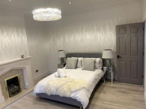 Stylish King Size Room in Modern Renovated House